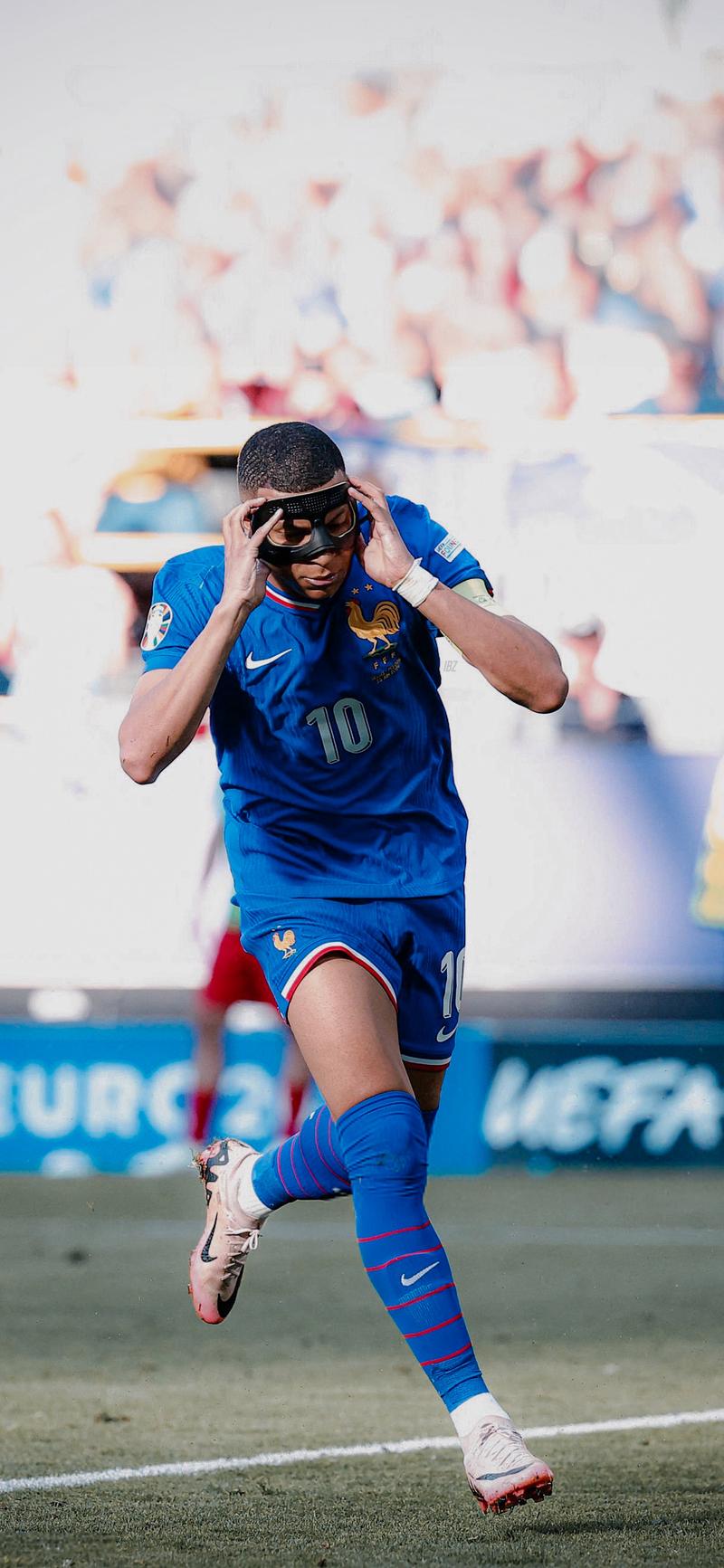 拜仁积极追求梅努，欲将其打造成欧冠核心，但曼联与意甲球队争夺，形势激烈。（拜仁力追梅努，欲塑欧冠核心，曼联与多支意甲球队竞逐，争夺白热化）