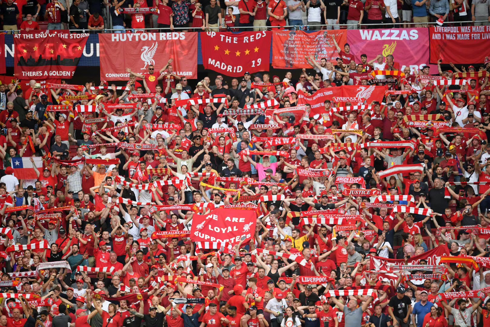 球星连续三次强硬打成（球星三度强硬打进）