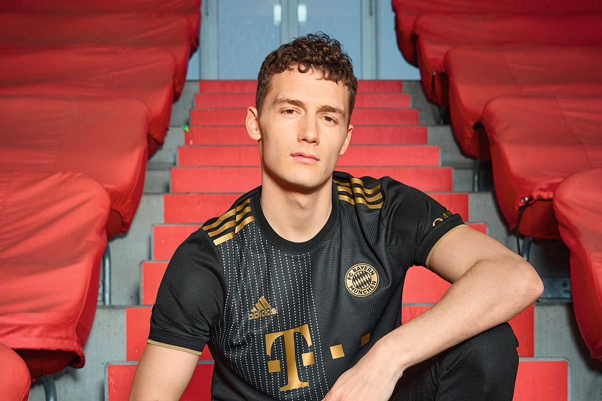 顶着防守也能进，这是神？（硬抗防守依然命中，他是神吗？）