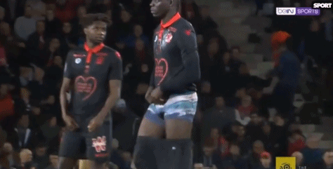 世体：后腰是最适合埃里克的位置，表现甚至超越了德容（世体：埃里克踢后腰最合适，表现已超越德容）