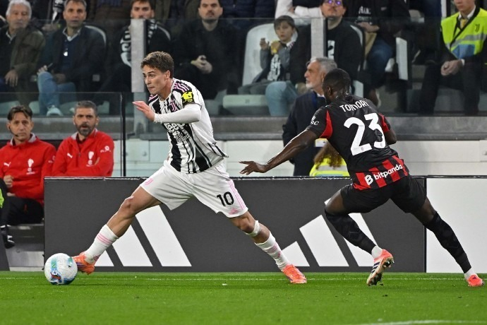 切尔西大胜，恩佐是世界第最佳中场之一这没问题吧。（切尔西大胜，称恩佐为世界顶级中场之一不过分吧）