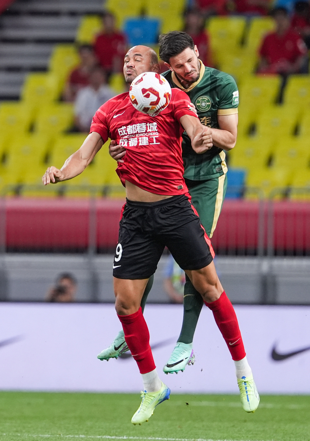 奥尔莫肩伤缺阵一个月，巴萨迎赛季关键考验（奥尔莫肩伤休战四周，巴萨迎来赛季关键期考验）