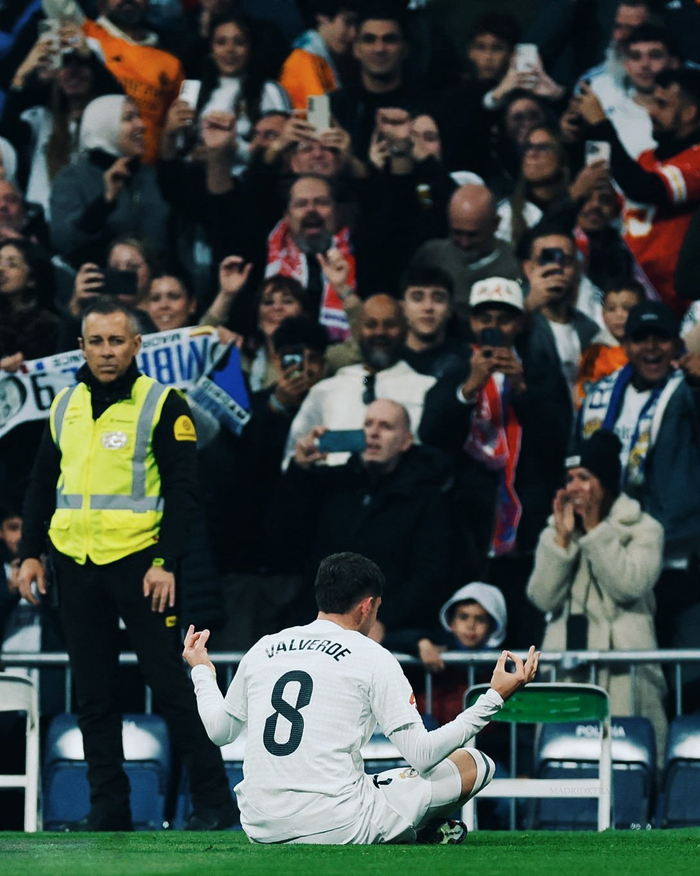 世体：弗里克对阿劳霍首张黄牌不满，他要求球员尽量减少抗议（世体：弗里克不满阿劳霍首张黄牌，要求球员尽量少抗议）