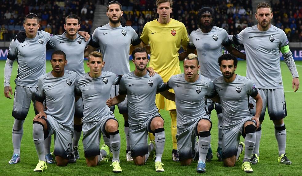 梦幻联动！T1四人组造访拜仁主场，领取印有自己名字的拜仁队服