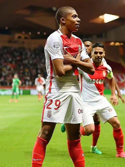 高效表现震撼全场（高能发挥惊艳全场）