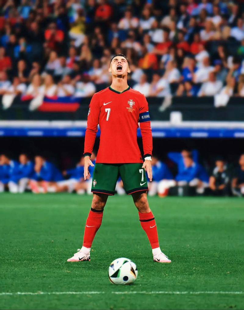 李玮锋：联赛中轴都是外援造成国足没人，这两年踢球孩子多了（李玮锋：联赛中轴被外援占据致国足无人可用，近两年踢球孩子增多）