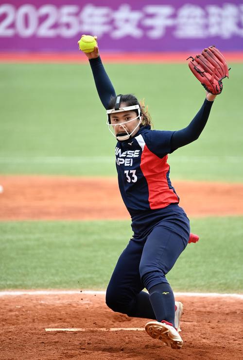 何宇鹏纪念捧杯： 一整季的重量都化为光芒，只为这一次触碰（何宇鹏捧起纪念杯：整季沉淀化作光辉，只为此刻的触碰）