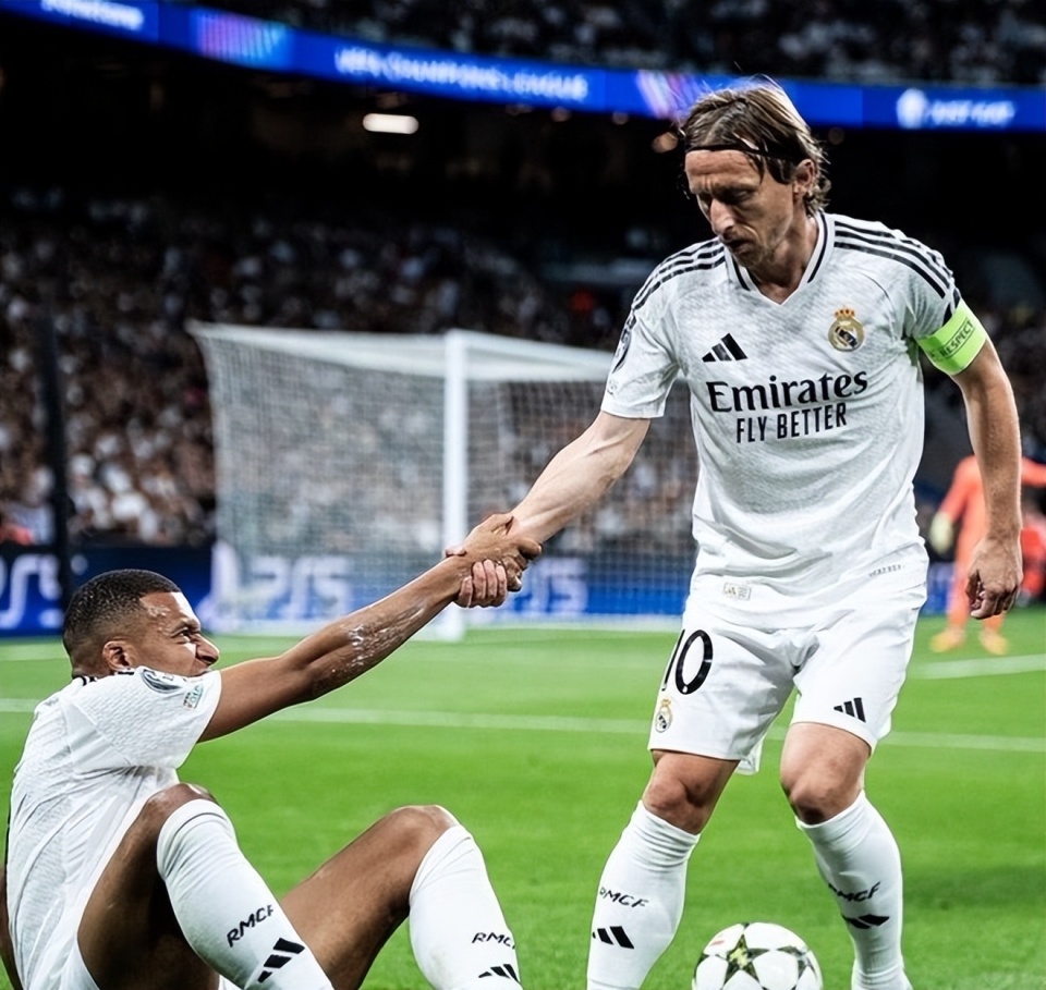 大连英博向上海海港发贺信：祝贺海港夺得2025赛季中超冠军（大连英博致函上海海港，恭贺其荣膺2025赛季中超桂冠）