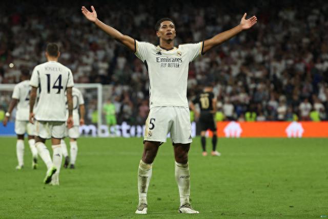 9次扑救力保零封，弗莱肯当选曼城vs勒沃库森全场最佳（弗莱肯9次神扑零封，对曼城战勒沃库森当选全场最佳）