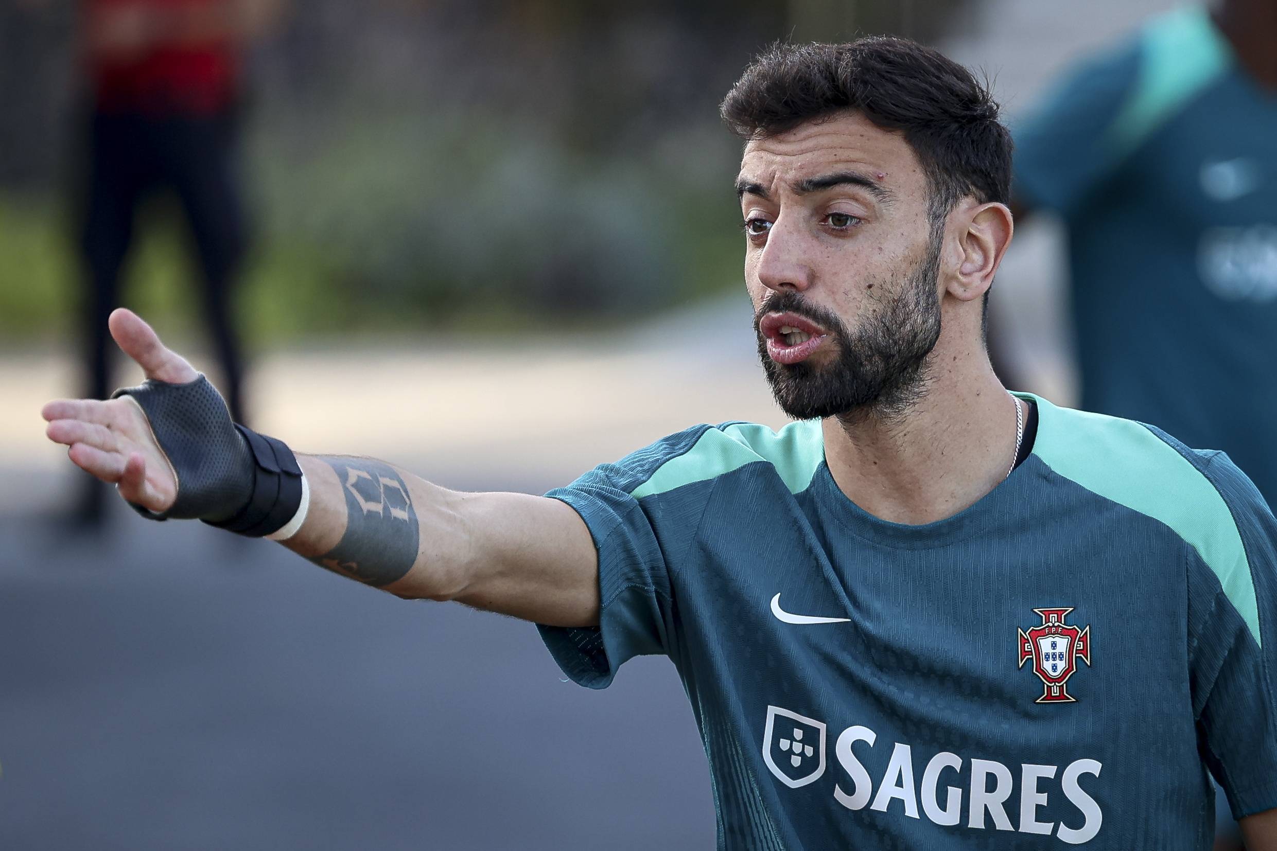 大罗与阿尔卡拉斯切磋网球，还赠送其签名巴西球衣（大罗与阿尔卡拉斯网球过招，亲赠签名巴西队球衣）