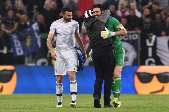 鲁媒：泰山队谢文能和彭逸翔休赛期加练，一日两练提升实力（鲁媒：谢文能、彭逸翔休赛期加码训练，每天两练力促实力提升）