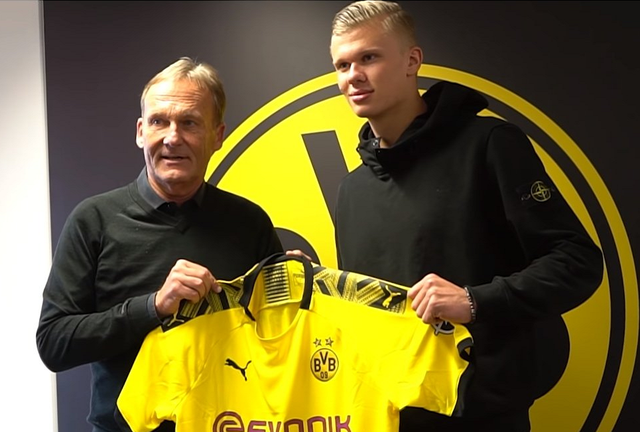 欧冠2-1逆转！巴萨天降神兵：后卫3分钟梅开二度创历史，逼近前八（欧冠2-1大逆转！巴萨神兵突现：后卫3分钟双响创历史，距离八强一步之遥）