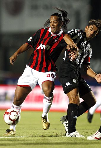 1-4！五大联赛首支降级队浮现：炒掉主帅白搭！9连败+15轮0胜垫底（1-4惨败！五大联赛首支降级预定队现身：换帅无用，9连败+15轮不胜仍垫底）