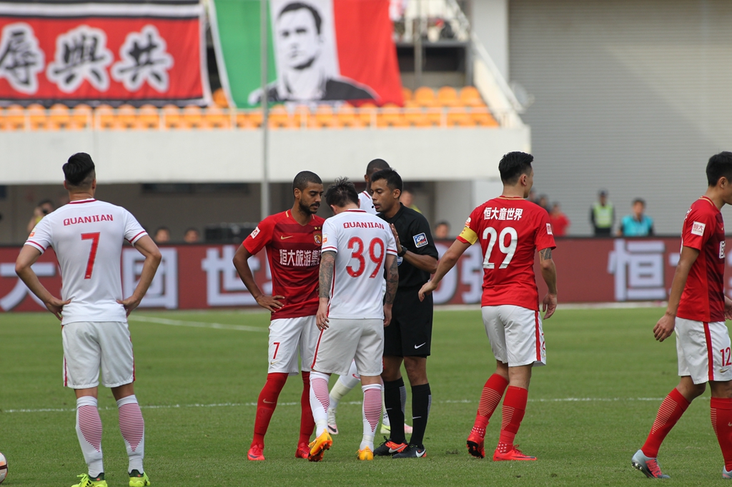 凯文-麦卡利斯特：当然想参加世界杯，阿根廷右后卫竞争很激烈（凯文-麦卡利斯特：我当然想踢世界杯，阿根廷右后卫位置竞争白热化）