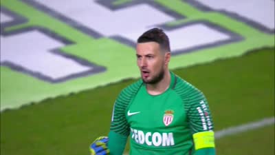 庆祝波兰独立日，莱万将纽约帝国大厦点亮为白红色（莱万为庆祝波兰独立日点亮纽约帝国大厦白红灯光）