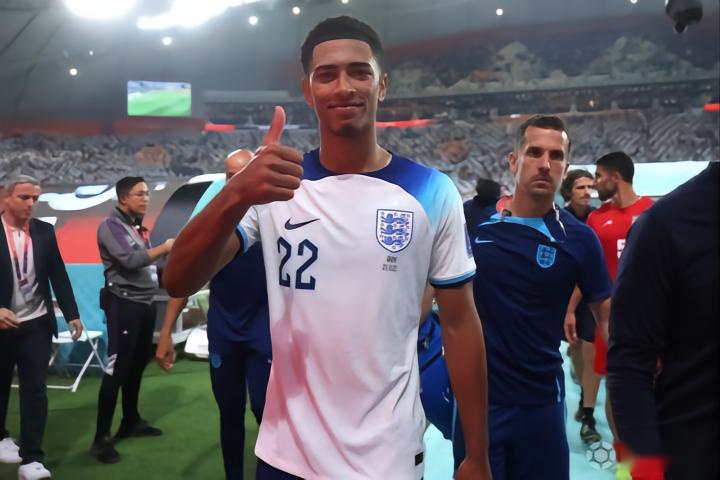 记者：奥斯卡身边人认为他没法继续踢球了，他在体能测试时突感不适（记者：奥斯卡体能测试中突感不适，身边人士称其已难继续踢球）