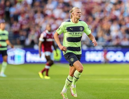 吉文：可能我有点老派，看不惯加纳乔走路歪着身子还挂条链子（吉文：或许我有些老派，难以接受加纳乔走路歪身还戴链子）